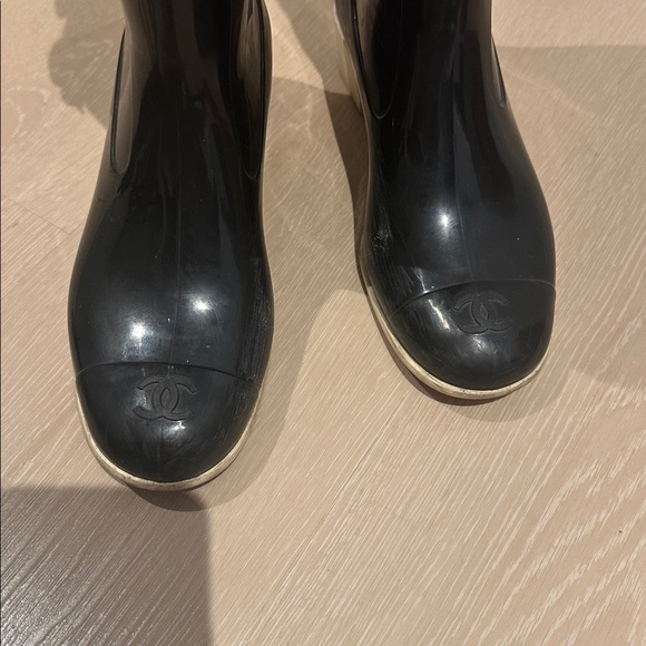CHANEL Black and Cream Rain Boots - Picture 3 of 8